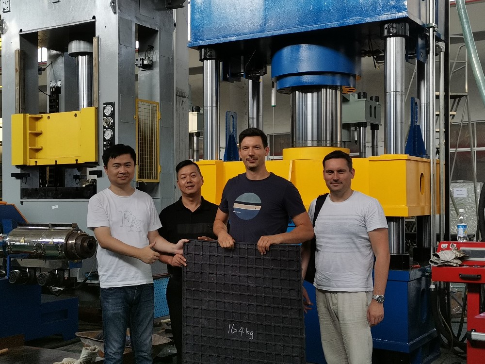 品质获认可·复购显实力——Y32-600T四柱液压机赋能波兰PVC马场地垫生产